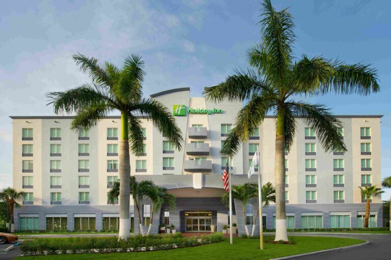 Image of exterior of Holiday Inn, Miami